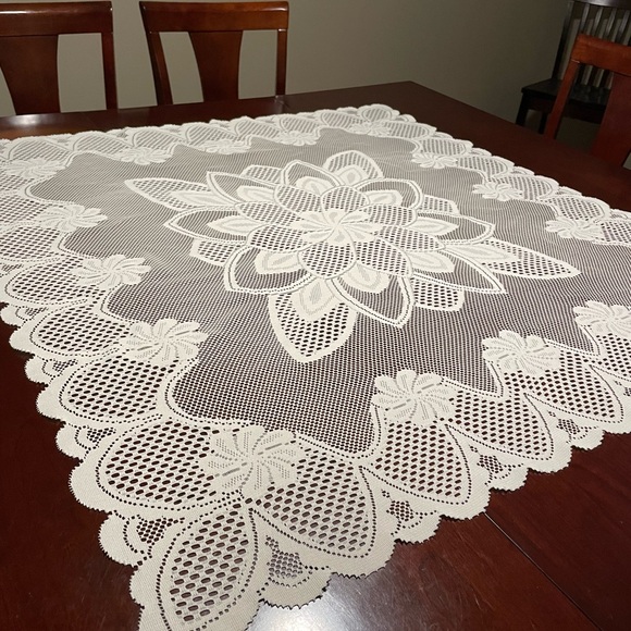 🐚 Lace Table Cover - Picture 3 of 6